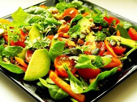 Un prato con verduras