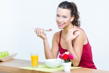 Nena comendo ensalada